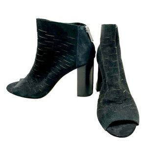 1 State perforated black suede back zip open toe ankle booties. Sz6.5